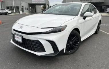 New 2025 Toyota Camry SE FWD